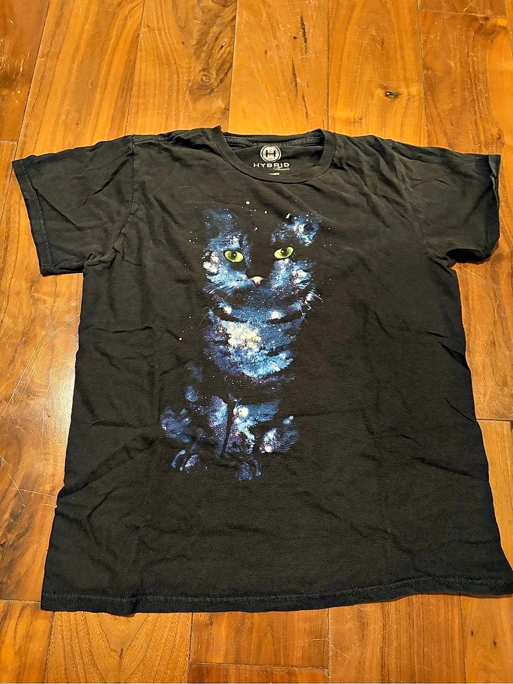 Hybrid Tees Cat Graphic Short Sleeve Tee in Black
